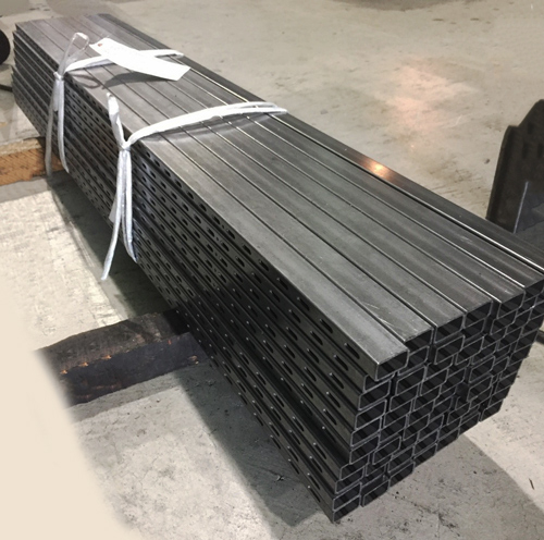 132-スチール角パイプのスリット加工