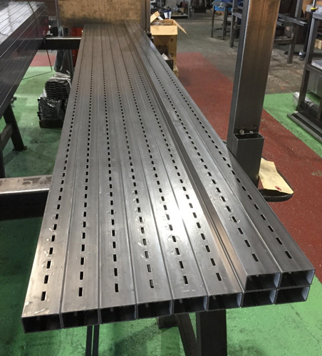 155-角パイプ　40ｘ25ｘ1.6　40の面にS1スリット加工