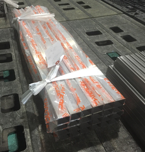 182-SUS304角パイプ（HL）25ｘ25ｘ1.5　丸鋸切断