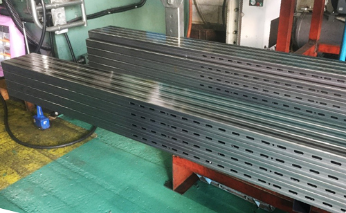 189-別注対応のスリット加工（長さ3メートル、スリット無し部分約50cm）