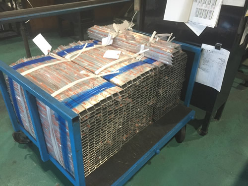 205-ステンレス鋼管長さ600～800計600本の丸鋸切断加工