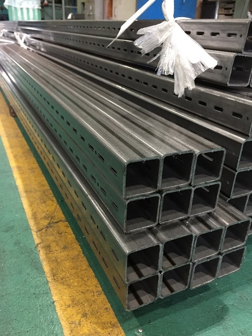 323-別注のスリットパイプ